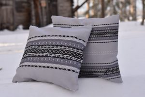 Kaihlalahti Clothing Uusi Suomussalmi sisustustyynynpäälliset iso ja pieni kuvio kuva1