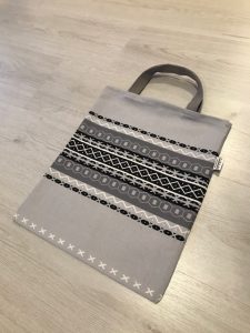 Kaihlalahti Clothing Uusi Suomussalmi kuosi laukku isolla kuviolla